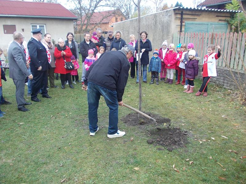 foto 006.jpg - Symbolick zasazen stromu - za Obec Barnk Alois Kna